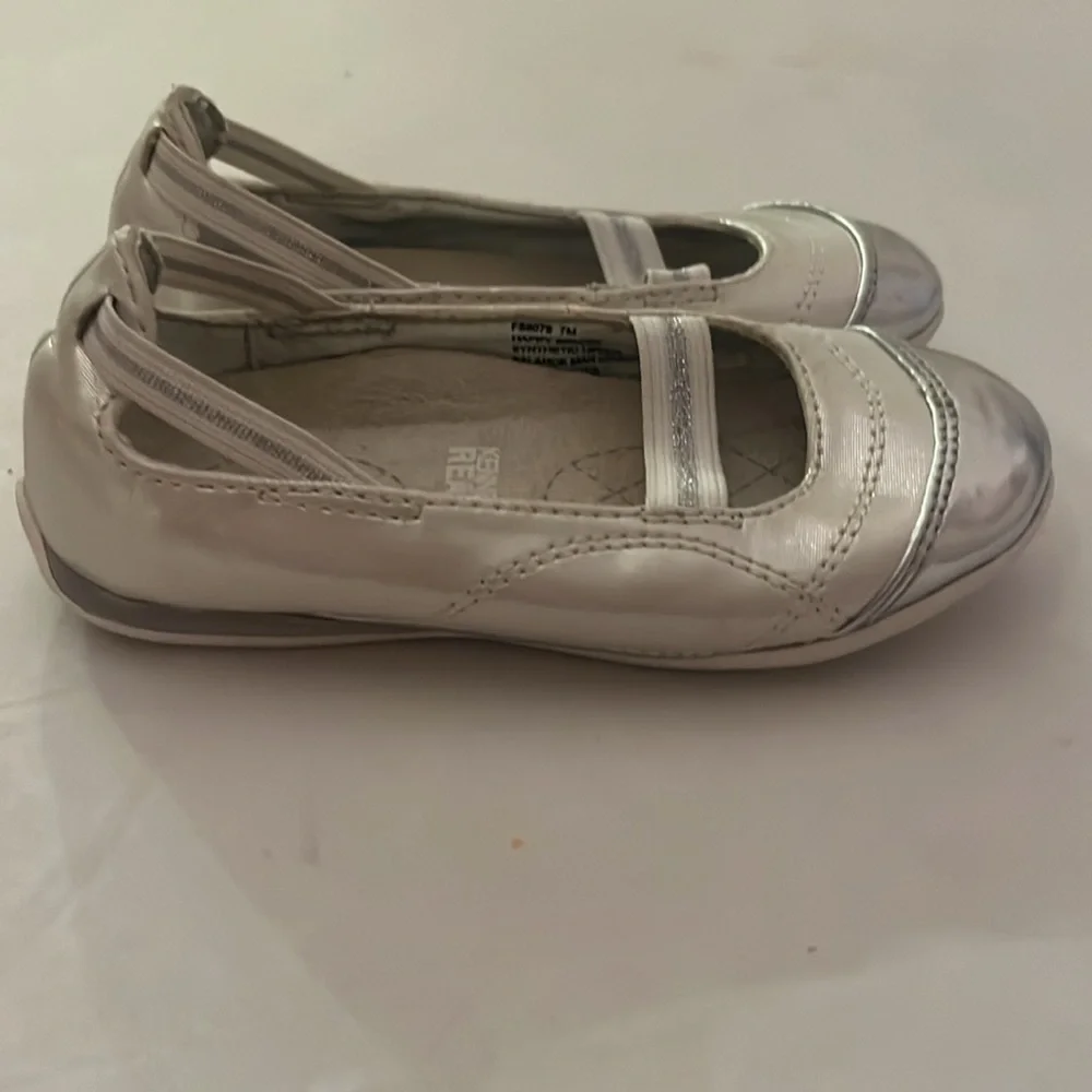 Kenneth Cole Reaction Girl’s Silver Pearl Flats Shoes Happy Space 2 Size 7